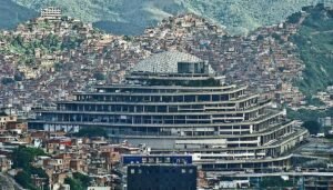 Al menos 16 presos políticos están bajo "aislamiento prolongado" en El Helicoide, según familiares