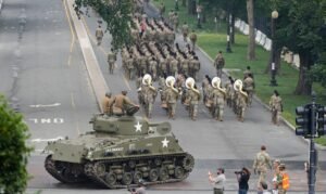 Desfile militar recorre Washington, D.C., con tanques, tropas y salva de 21 cañonazos