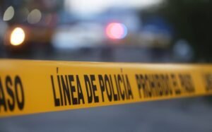 Hombre muere a balazos en la entrada de su casa