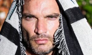 Julián Gil confiesa sufrió abusos sexuales por varias mujeres: “Fui violado”