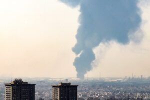 Sexto día de enfrentamiento: Israel bombardea sitios nucleares iraníes, mientras que el líder supremo de Irán desafía a Trump