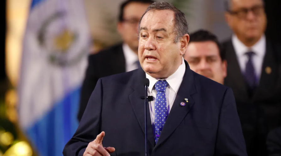 Alejandro Giammattei está hospitalizado y asistido por oxígeno, confirman fuentes
