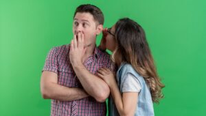 Beneficios de chismear con tu pareja, según estudio reciente