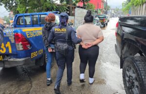Detienen a dos mujeres y desmantelan centro de narcomenudeo en Escuintla