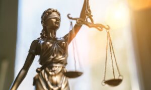 Jurado declara culpable a mujer acusada de provocar la muerte de conductor y dejar a su esposa parapléjica