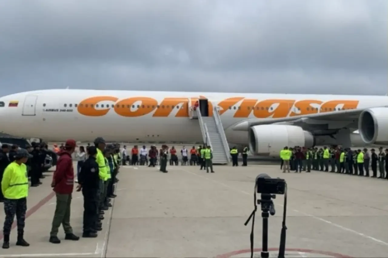 Llegan a Venezuela 259 migrantes en un vuelo procedente de Estados Unidos