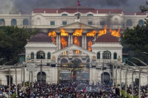 Muere quemada la esposa de un ex primer ministro de Nepal durante un ataque a su vivienda - La Prensa Gráfica
