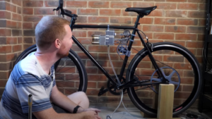 No usa combustible y tampoco electricidad: ingeniero crea una ‘bicicleta’ impulsada con motor de 200 años
