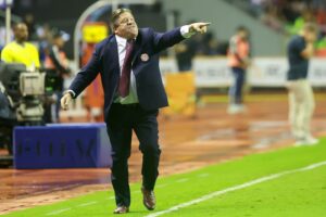 Periodista Anthony Porras incomodó a Miguel ‘Piojo’ Herrera con una pregunta y el técnico reaccionó fuerte