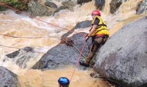 Rescatan a tres personas que fueron arrastradas por golpe de agua en Sabana Grande