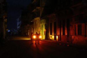"Si te aferras, te mueres de infarto": así se vive el apagón por el colapso eléctrico en Cuba