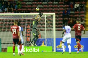 Vea a Carlos Mora salvar a Costa Rica al sacar un balón que ya había vencido a Keylor Navas