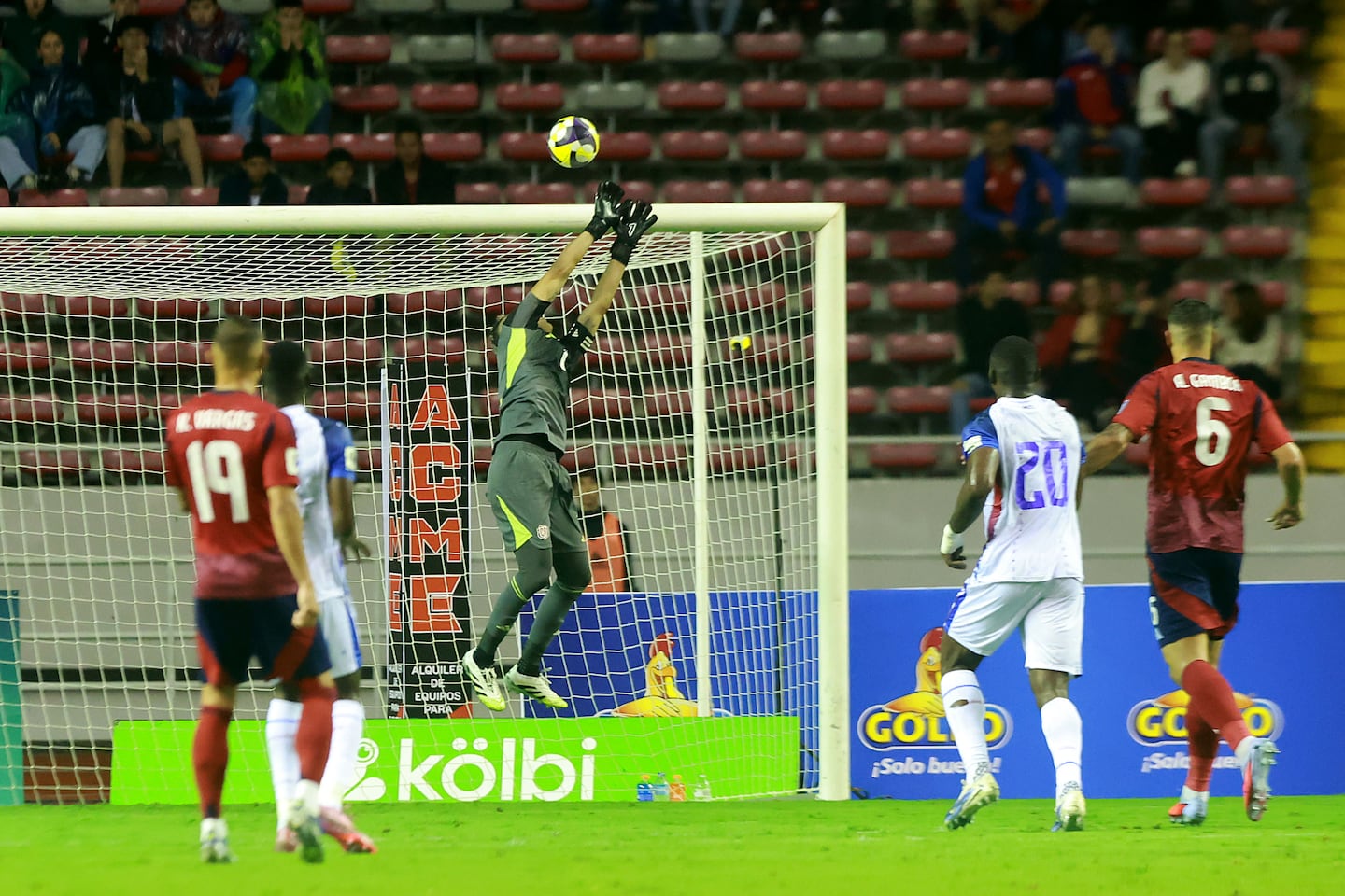 Vea a Carlos Mora salvar a Costa Rica al sacar un balón que ya había vencido a Keylor Navas