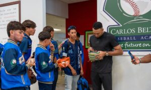 Edwin “Sugar” Díaz comparte con estudiantes de la Carlos Beltrán Baseball Academy