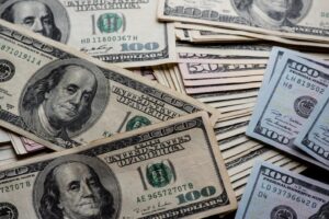 Abundancia de dólares: Superávit en ventanilla de bancos registra niveles récord