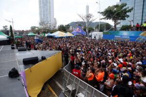 Agua y música en el lunes de Carnaval en la ciudad capital
