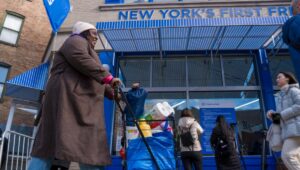 Cientos acuden a supermercado gratuito en NY de app Polymarket