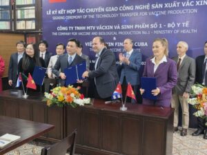 Cuba y Vietnam firman contrato de transferencia tecnológica para las etapas finales de producción de la vacuna VA-MENGOC-BC