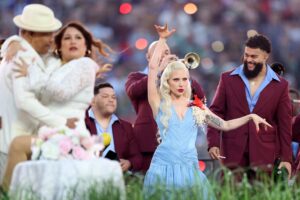 Diseño dominicano y símbolo puertorriqueño: Lady Gaga deslumbró en el Super Bowl con vestido y apoyo latino
