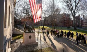 Donald Trump exige $1,000 millones a Harvard mientras parece agravarse un prolongado enfrentamiento