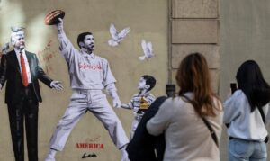 El grafiti de Bad Bunny en el centro de Barcelona que ha acaparado la atención