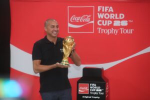 El trofeo de la Copa del Mundo llega a Guatemala con Trezeguet como invitado estelar