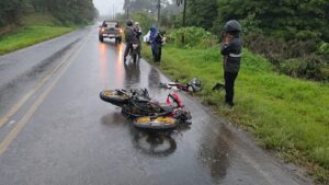 Joven motociclista muere tras colisión con ‘pick-up’ en San Carlos