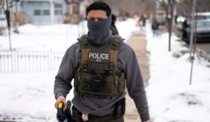 Jueza bloquea ley de California: ¿Pueden los agentes migratorios usar máscaras en redadas?