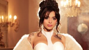 Karely Ruiz presume auto deportivo de lujo tras críticas de 'haters'