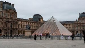 Museo del Louvre: Redada destapa fraude de entradas