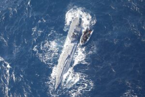 Narcotráfico satura rutas marítimas con semisumergibles y drones autónomos, alerta centro francés