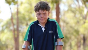 Niño salva a su familia al nadar kilómetros para que los rescataran