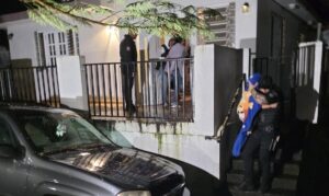 Rescatan a dos niños de casa donde hallaron drogas y un arma ilegal en Gurabo