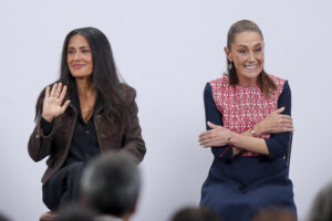 Sheinbaum anuncia estímulos fiscales de hasta 30% al cine con Salma Hayek como invitada especial