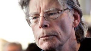 Stephen King apoya a Bad Bunny y critica a Trump con mensajes